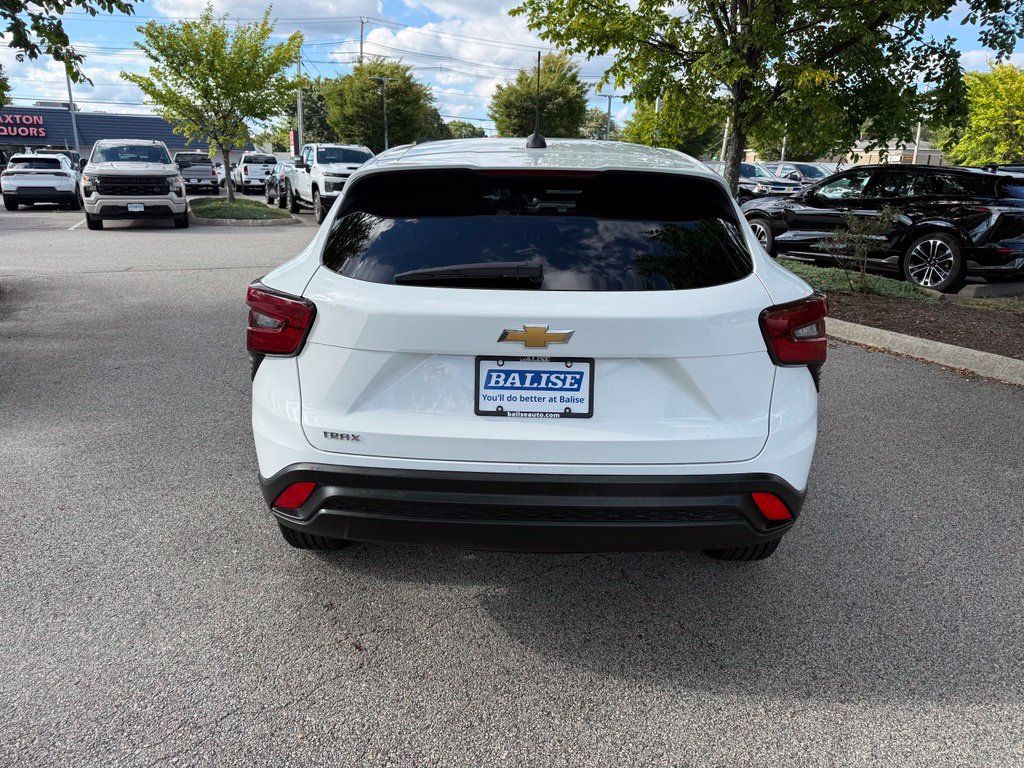 Used 2025 Chevrolet Trax LS FWD image 3
