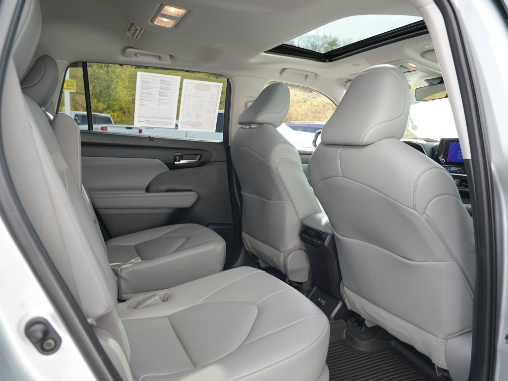 Used 2023 Toyota Highlander XLE AWD/4WD image 29