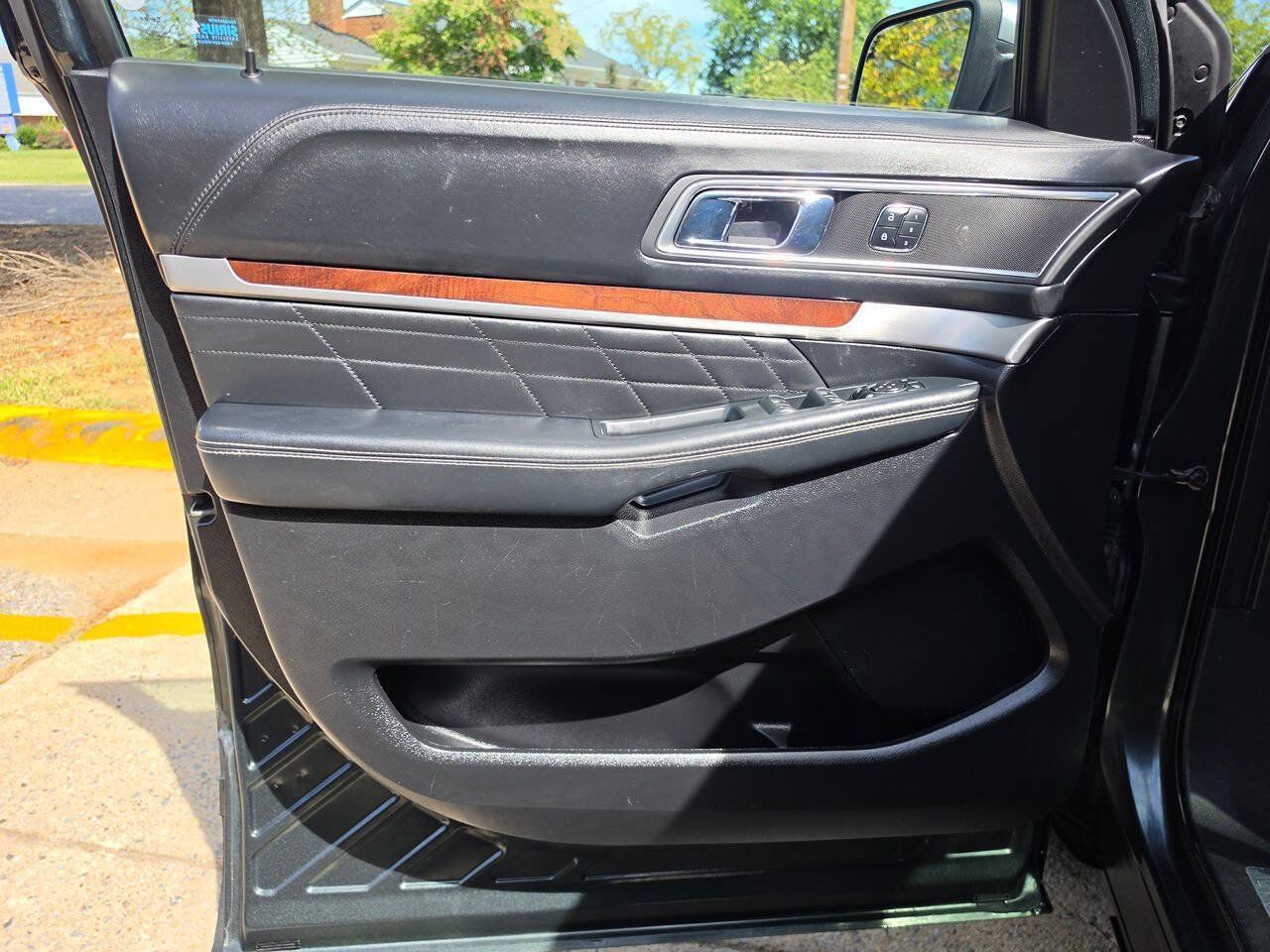 Used 2016 Ford Explorer Platinum AWD/4WD image 7