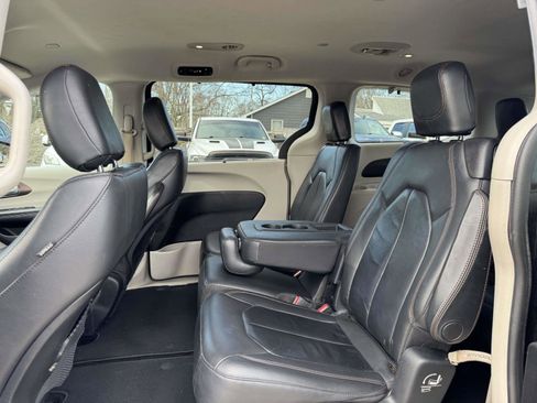 Used 2017 Chrysler Pacifica Touring-L image 9