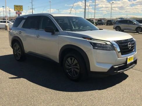 Used 2024 Nissan Pathfinder S AWD/4WD image 2