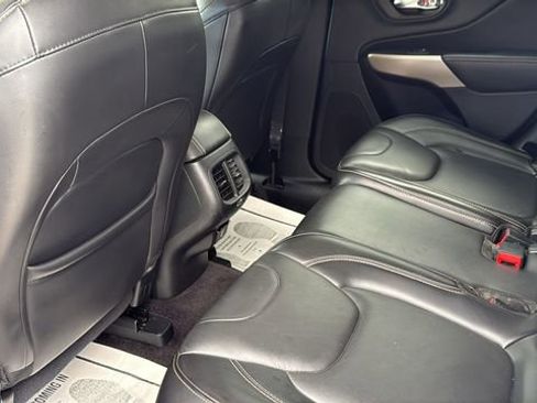 Used 2018 Jeep Cherokee Limited AWD/4WD image 27