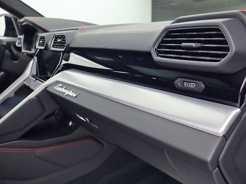 Used 2020 Lamborghini Urus image 36