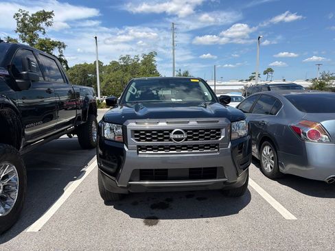 Used 2025 Nissan Frontier SV RWD image 2