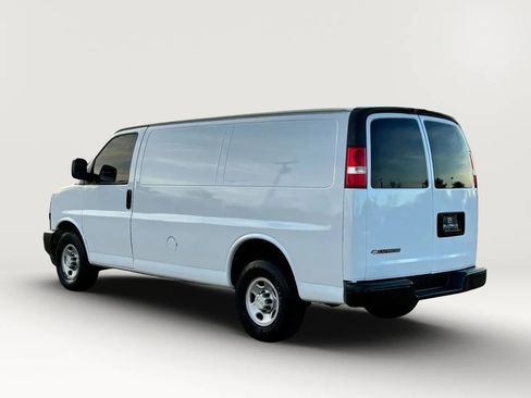 Used 2018 Chevrolet Express 2500 Van 3D image 3