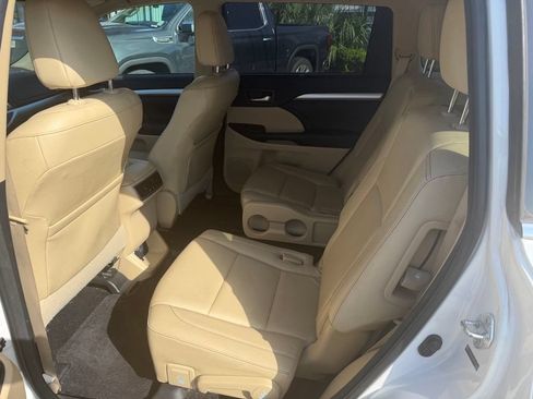 Used 2014 Toyota Highlander XLE FWD image 10