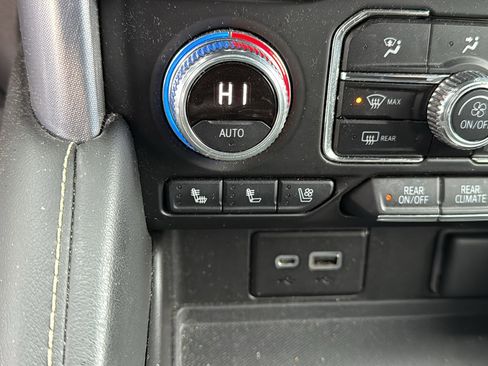 Used 2022 GMC Yukon SLT w/ SLT Premium Package image 21