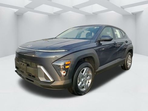 Certified 2025 Hyundai Kona SE image 9