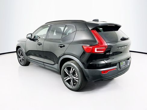 Used 2023 Volvo XC40 B4 Plus FWD image 5