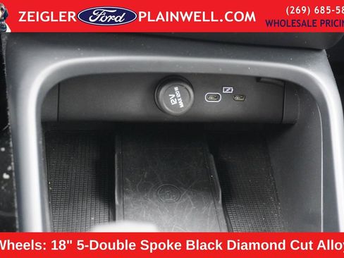 Used 2024 Volvo XC40 B5 Core image 20