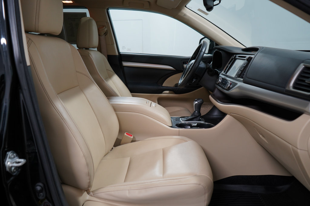 Used 2014 Toyota Highlander XLE AWD/4WD image 24