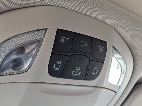 Used 2018 Chrysler Pacifica Limited w/ Tire & Wheel Group image 15