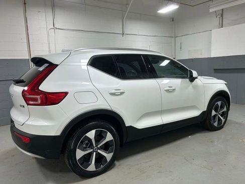 Used 2025 Volvo XC40 B5 Plus image 3