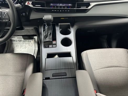 Used 2025 Toyota Sienna LE FWD image 38