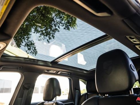 Used 2018 Porsche Cayenne Platinum Edition image 26