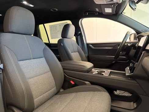 Used 2025 GMC Acadia Elevation image 31