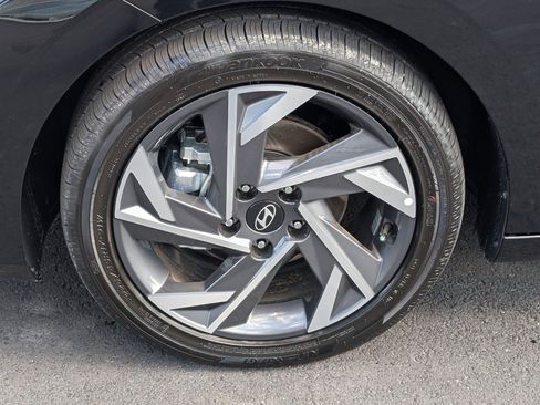 Used 2025 Hyundai Elantra Limited image 13