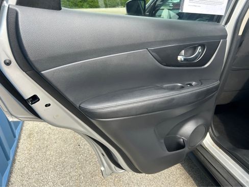 Used 2017 Nissan Rogue SV image 28