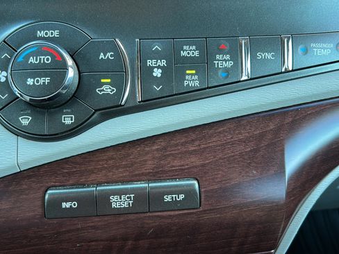 Used 2014 Toyota Sienna XLE image 33