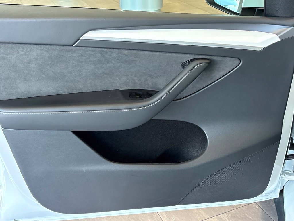 Used 2025 Tesla Model Y Long Range AWD/4WD image 16