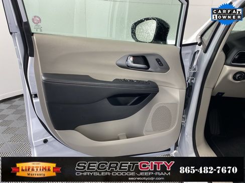 Used 2024 Chrysler Pacifica Touring-L image 12