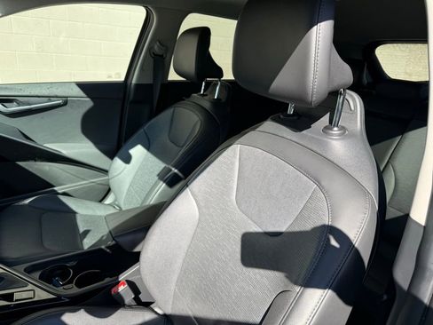 Used 2023 Kia Niro SX image 16