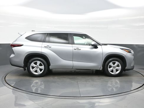 Used 2024 Toyota Highlander LE AWD/4WD image 7