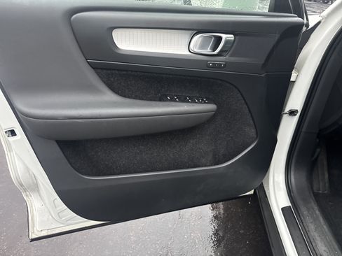 Used 2020 Volvo XC40 T5 Momentum image 15