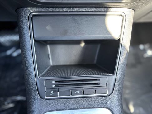 Used 2011 Volkswagen Tiguan S image 32