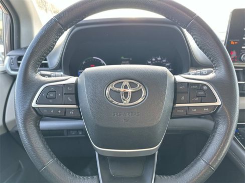 Used 2024 Toyota Sienna XLE image 21