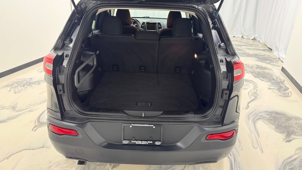 Used 2016 Jeep Cherokee Latitude w/ Cold Weather Group AWD/4WD image 13