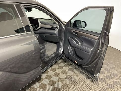 Used 2020 Toyota Highlander Platinum image 34