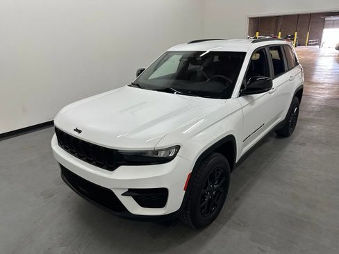 Used 2024 Jeep Grand Cherokee Altitude AWD/4WD image 21