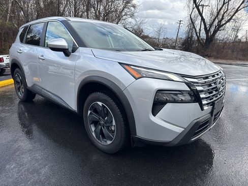 Used 2024 Nissan Rogue SV image 2