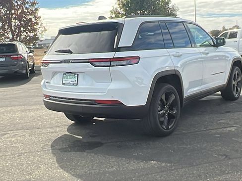 New 2025 Jeep Grand Cherokee Altitude image 3
