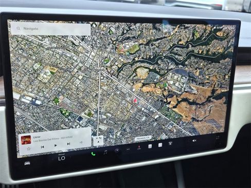 Used 2022 Tesla Model S image 18