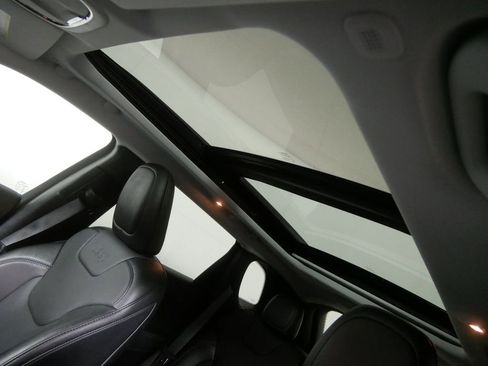 Used 2022 Jeep Cherokee Limited image 12