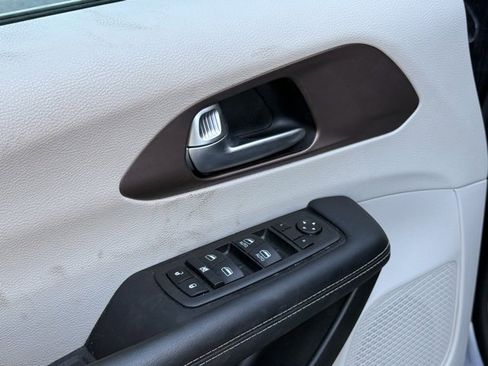 Used 2023 Chrysler Voyager LX image 11
