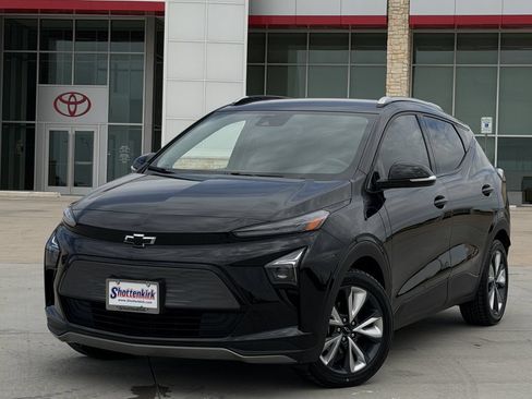 Used 2022 Chevrolet Bolt EUV LT w/ Convenience Package FWD image 2