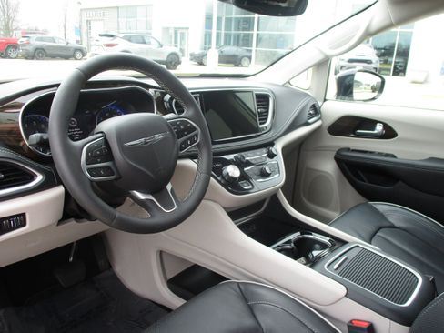 Used 2024 Chrysler Pacifica Limited FWD image 16