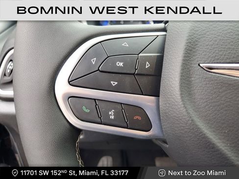 Used 2025 Chrysler Pacifica Select image 30