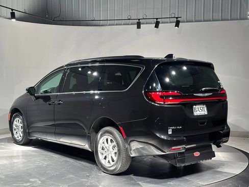 Used 2022 Chrysler Pacifica Touring-L FWD image 14