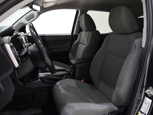 Used 2018 Toyota Tacoma SR5 AWD/4WD image 23