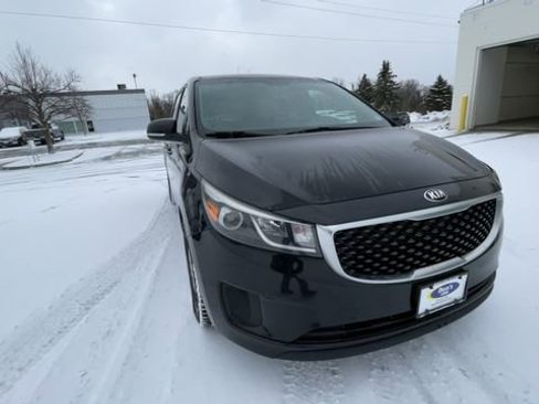 Used 2016 Kia Sedona LX image 3