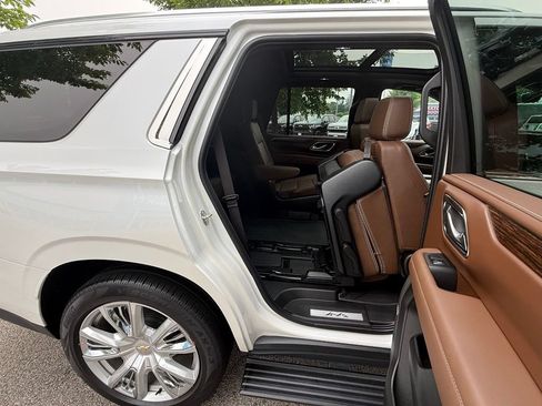 Used 2024 Chevrolet Tahoe High Country AWD/4WD image 16