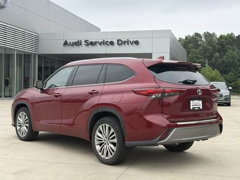 Used 2023 Toyota Highlander Platinum FWD image 4