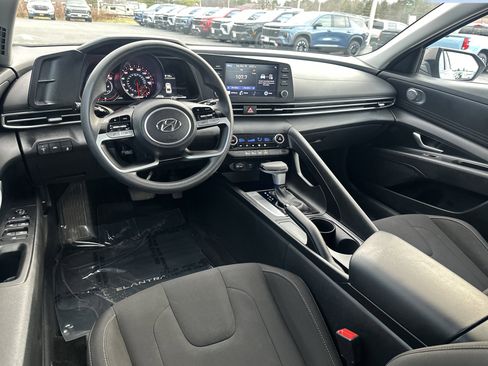 Used 2023 Hyundai Elantra SEL image 9