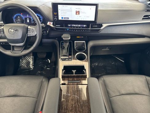 Used 2025 Toyota Sienna Platinum FWD image 14