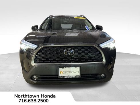 Used 2025 Toyota Corolla Cross XLE image 11