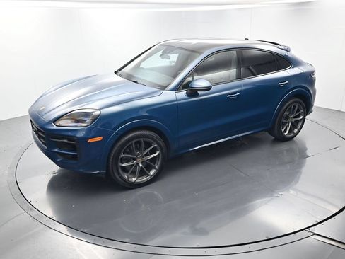 Certified 2025 Porsche Cayenne Coupe AWD/4WD image 32
